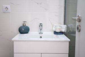 Abfluss verstopft: Ursachen, Hausmittel, Fachbetrieb