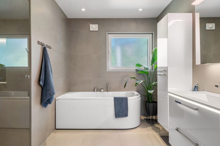 Badewanne im Alltag: Kosten, Umbauwege und worauf es beim Komfort ankommt