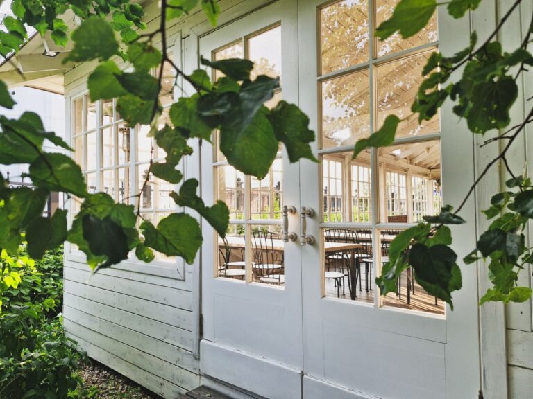 Gartenhaus aus Holz planen: Standort, Licht und Nutzung